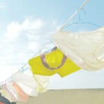Безпечна жіноча білизна з натуральних матеріалів на білому фоні