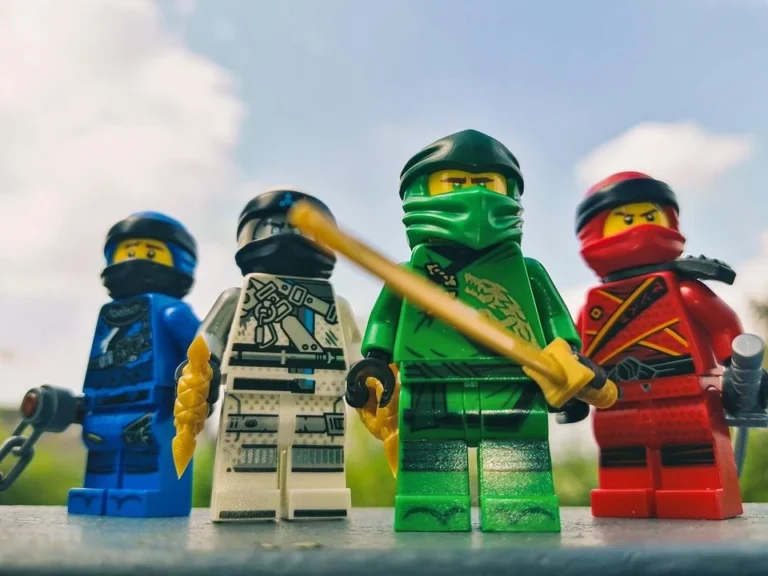 Lego Зейн — фігурка Лего Ніндзяго Зейн на білому фоні