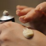 Дівчина наносить тональний крем на обличчя легким рухом для природного вигляду