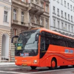 Весела сім'я з дітьми подорожує автобусом
