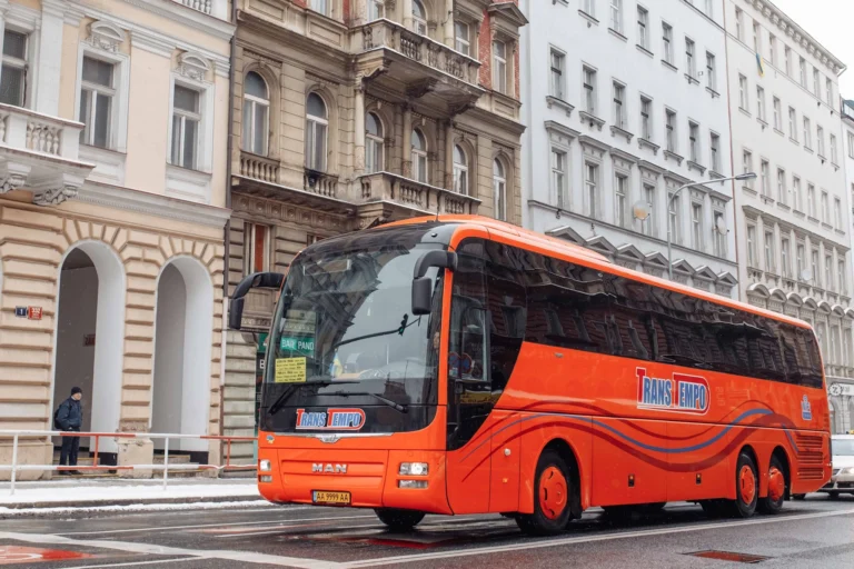 Весела сім'я з дітьми подорожує автобусом