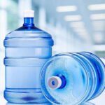 Склянка чистої артезіанської води на столі
