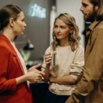Людина слухає непрохану пораду та чемно відповідає