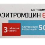 Таблетки азитроміцину на білому фоні для ілюстрації часу прийому препарату