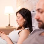 Жінка із замисленим виразом обличчя, символ відсутності бажання сексу