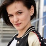 Дівчина виправляє невдалу стрижку перед дзеркалом