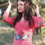 Жіноча українська сукня-вишиванка з традиційним візерунком на моделі
