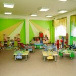Діти та вихователь у сучасному дитячому садку