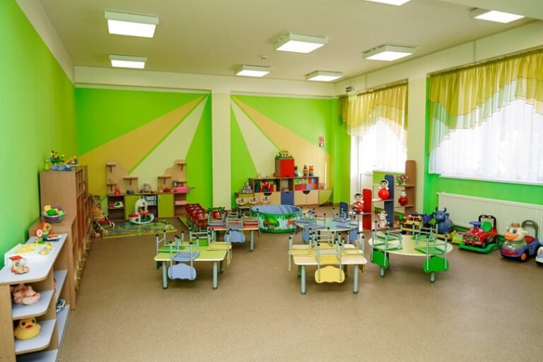 Діти та вихователь у сучасному дитячому садку