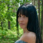 Жінка в салоні робить стрижку, крупним планом обличчя та волосся
