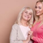 Молода жінка дружньо спілкується зі свекрухою вдома
