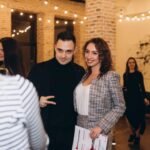 Жінка проходить навчання у школі телеведучих на телестудії