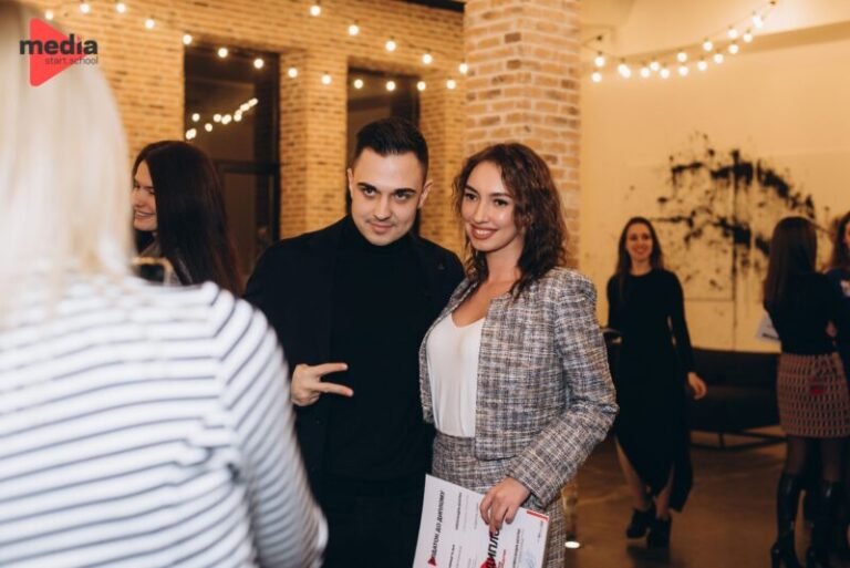 Жінка проходить навчання у школі телеведучих на телестудії