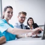 Медичний фахівець удосконалює професійні навички на тренінгу