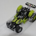 Унікальні моделі LEGO Technic на дерев’яній поверхні