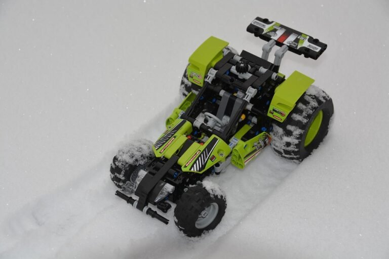 Унікальні моделі LEGO Technic на дерев’яній поверхні
