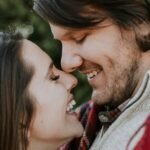 Ознаки, що хлопець тебе кохає — закоханий хлопець поруч з дівчиною