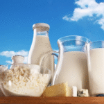 Молочні продукти для здоров’я: молоко, сир і йогурт на столі