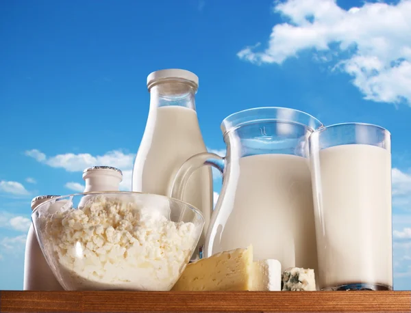 Молочні продукти для здоров’я: молоко, сир і йогурт на столі