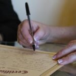 Жінка з документами, яка обирає своє прізвище після шлюбу
