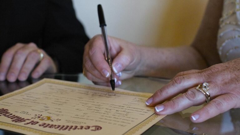 Жінка з документами, яка обирає своє прізвище після шлюбу