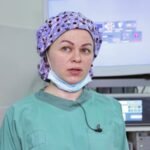 Гінеколог приймає пацієнтку у медичному центрі Дніпро