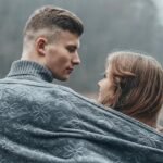 Хлопець впевнено знайомиться з дівчиною у парку