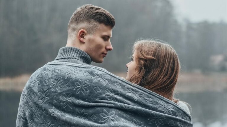 Хлопець впевнено знайомиться з дівчиною у парку