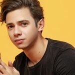 Хлопець, який подобається дівчатам, усміхнений та впевнений у собі