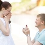 Хлопець робить пропозицію дівчині з каблучкою у романтичній атмосфері