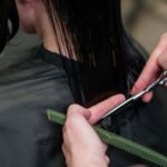 Клієнт обговорює стрижку з перукарем у салоні краси