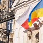Українські студенти перед польським університетом із документами для вступу