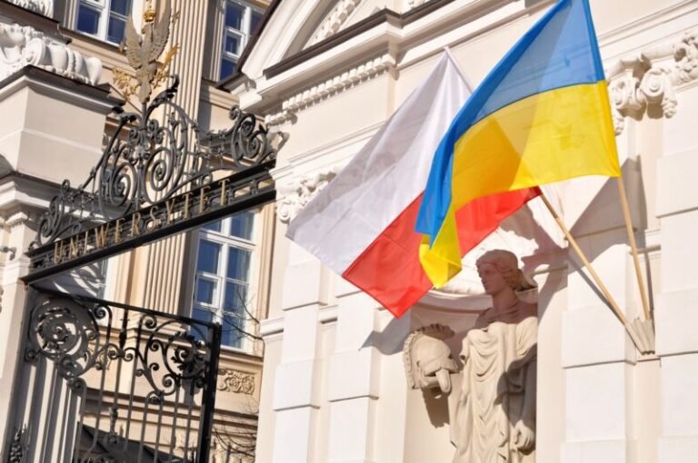 Українські студенти перед польським університетом із документами для вступу