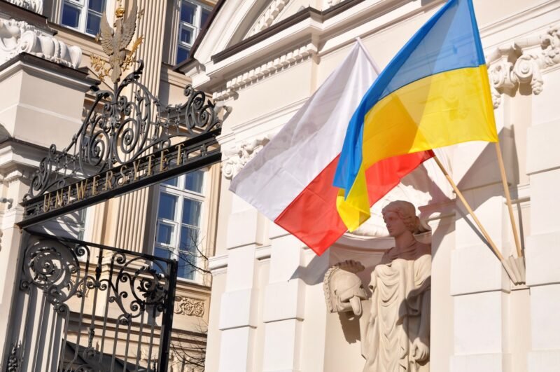 Українські студенти перед польським університетом із документами для вступу
