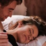 Пара після першої близькості тримає одне одного за руки