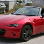 Недорогий жіночий автомобіль на міській дорозі