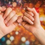 Дівчина обіймає хлопця після примирення
