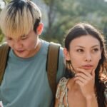 Дівчина задає питання хлопцю, який їй подобається