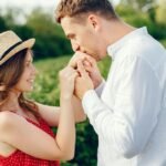 Посміхається дівчина, яка отримала комплімент