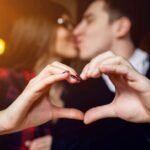 Закохана жінка ніжно обіймає чоловіка і щиро зізнається у коханні