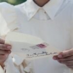 Хлопець весело переписується з дівчиною у месенджері