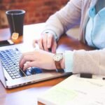 Графоманія — людина пише текст у блокнот