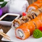 Якісні суші в коробці, готові до доставки